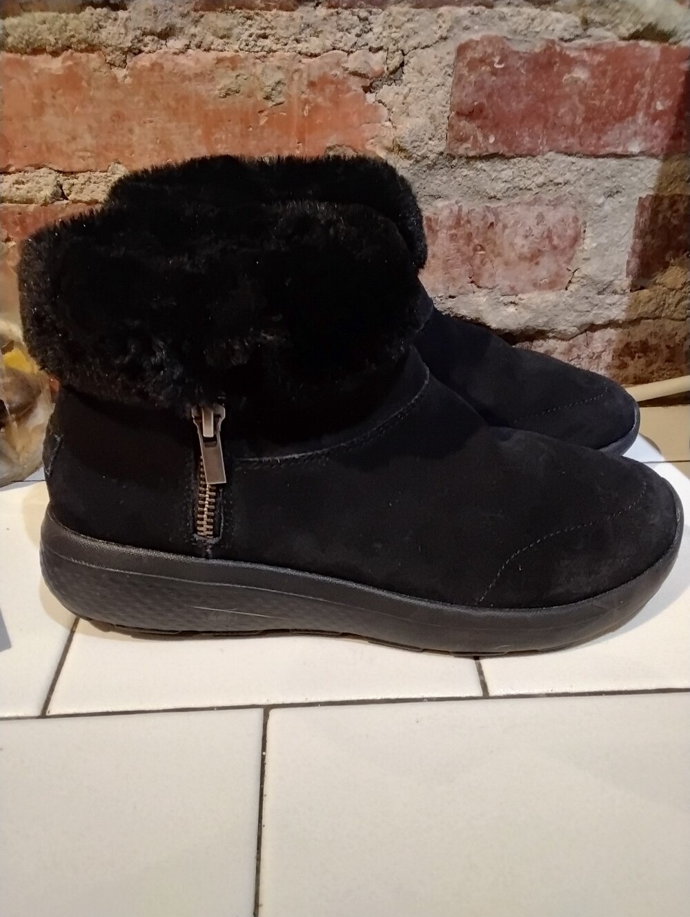 Skechers Women's SZ 7.5 7 1/2 Black suede Fur Lined Ankle Boots zip up cushioned